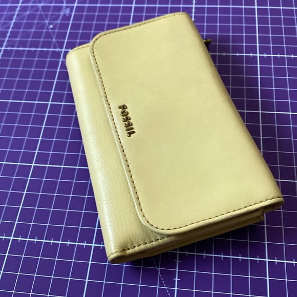 Fossil Cream Minimalist Wallet Structured Design. - Picture 1 of 15